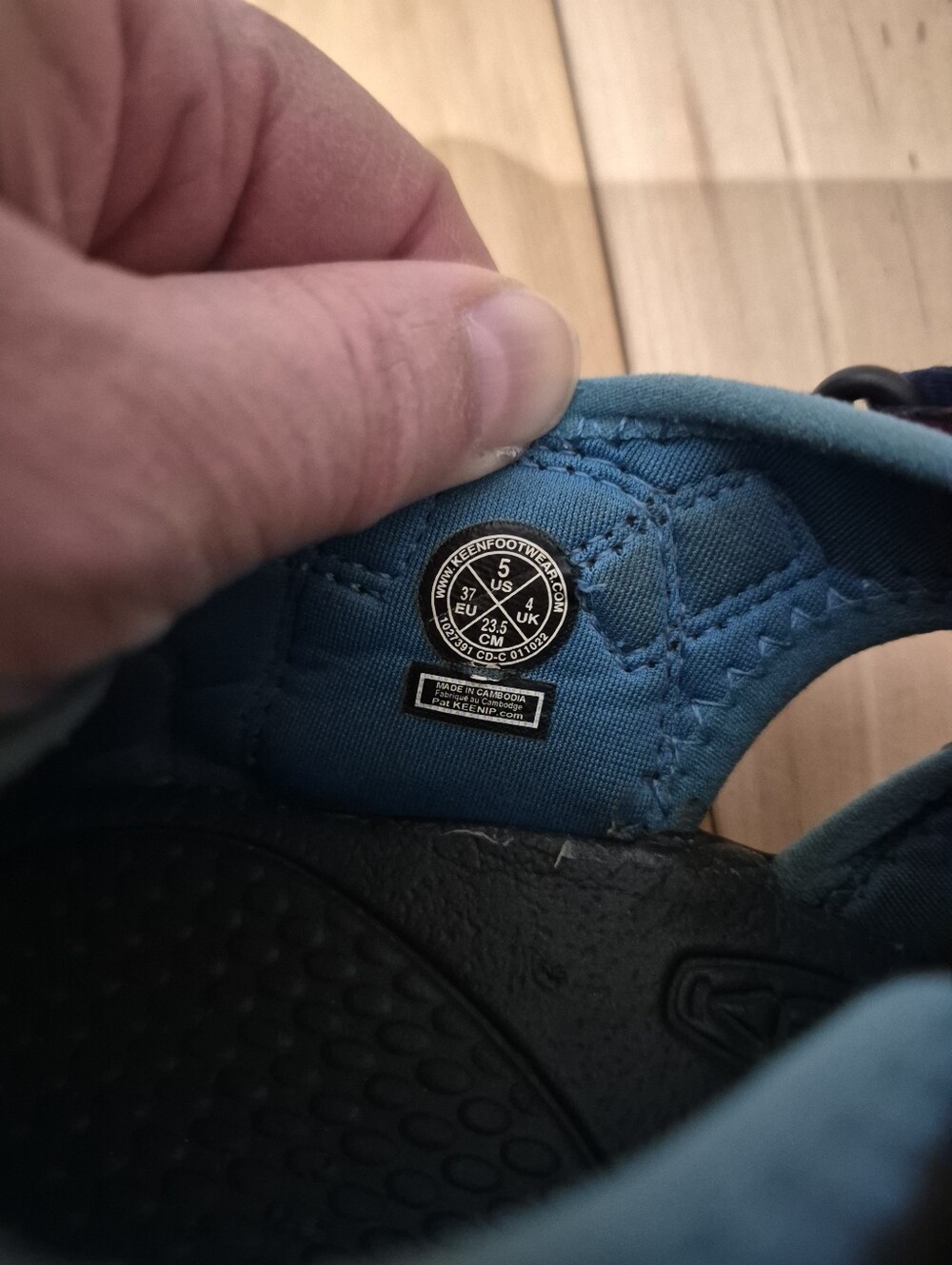 Keen kids size 5 sandals - Picture 4 of 5